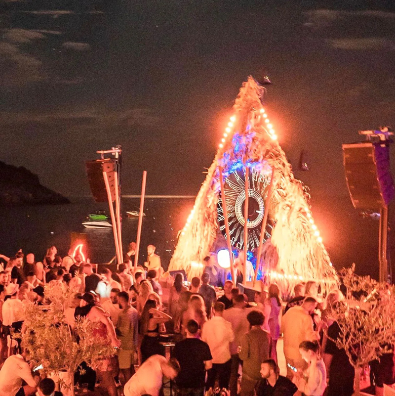 Frymëzuar nga bregdetet më të njohura në botë, Folie Marine finalizon sezonin me festa spektakolare. Festivali Sundance në Jalë, në 3-4 shtator, eventi ku asnjë s’do të mungojë.