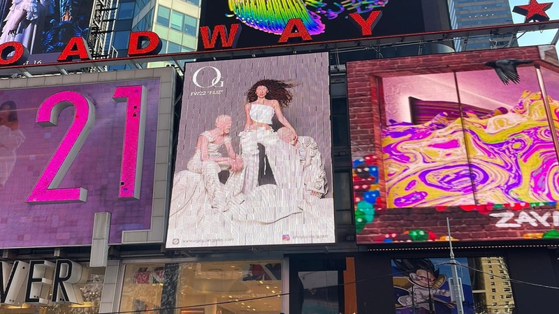 Kush është brandi që po arrin sukses ndërkombëtar? Koleksioni “Filiz” by Ola Gjoka flet shqip përpara mijëra syve në Times Square!